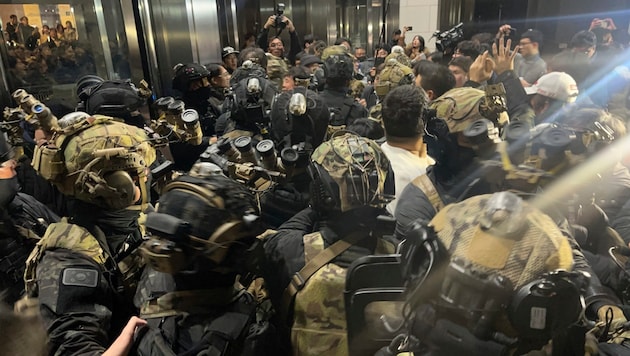 South Korean soldiers attempt to enter the grounds of the National Assembly in Seoul. (Bild: AP)