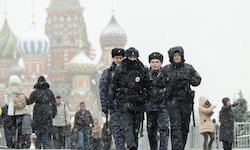 Russische Polizisten patrouillieren am Roten Platz in Moskau