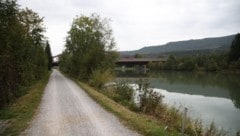 Hier, auf dem Treppelweg in Hallein an der Salzach, passierte der Vorfall im September 2023. (Bild: Tröster Andreas)