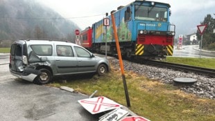 Der Pkw wurde am Heck beschädigt, der Lenker kam glimpflich davon. (Bild: zoom.tirol)