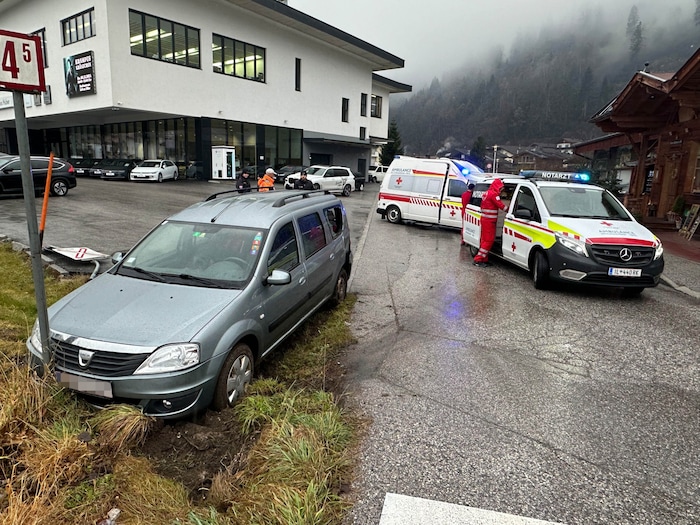 Das beschädigte Auto und Einsatzfahrzeuge der Helfer.