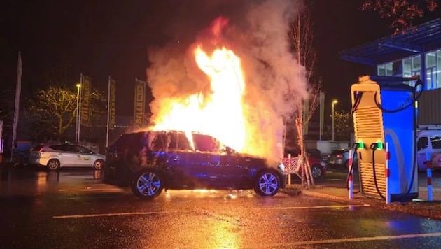 The car was completely burnt out. (Bild: Werner Kerschbaummayr/Team Fotokerschi)