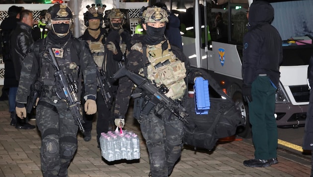 South Korean soldiers leave the National Assembly in Seoul (Bild: AP)