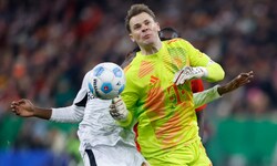Manuel Neuer rammt Jeremie Frimpong und fliegt anschließend dafür vom Platz. 