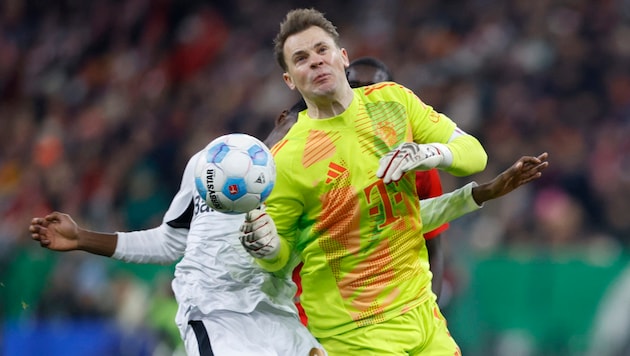 Manuel Neuer rams Jeremie Frimpong and is subsequently sent off. (Bild: AFP/APA/Michaela STACHE)