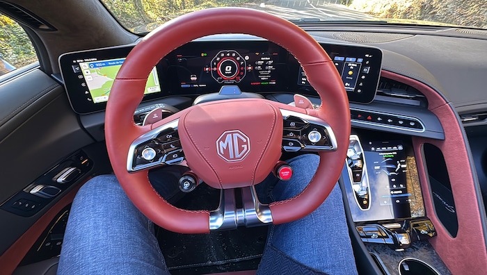 A total of four displays in a driver-oriented cockpit