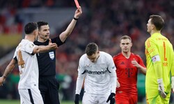 Manuel Neuer (re.) sieht Rot.