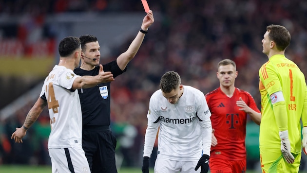 Manuel Neuer (right) sees red. (Bild: AFP or licensors)