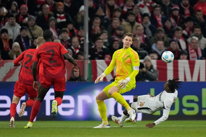 Manuel Neuer rammt Jeremie Frimpong ...