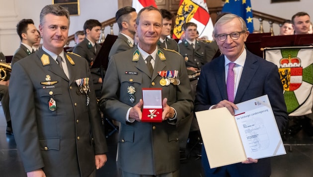 Beim Festakt wurden zudem zehn Militärangehörige für ihre Verdienste ausgezeichnet. Im Bild: Militärkommandant Peter Schinnerl, Thomas Abfalter erhält das Große Verdienstzeichen des Landes von Landeshauptmann Wilfried Haslauer. (Bild: Land Salzburg/Neumayr/Hofer)