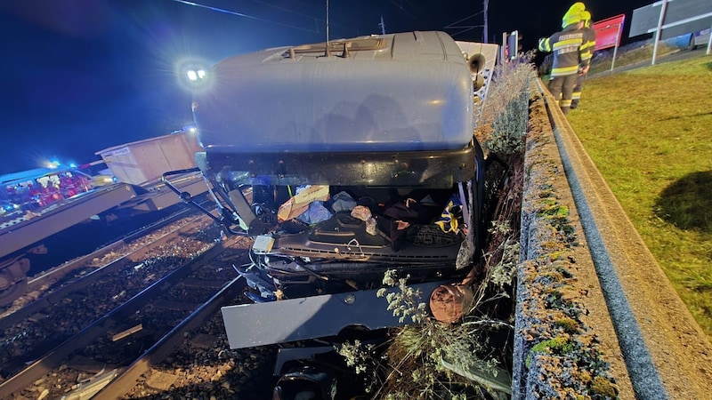 Am Bahnübergang bei Foirach geschah der Unfall. (Bild: FF Niklasdorf)