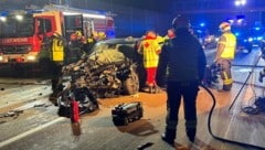 Nach Kollision mit Lkw blieb vom E-Auto ein Schrotthaufen. (Bild: FF Wiener Neudorf)