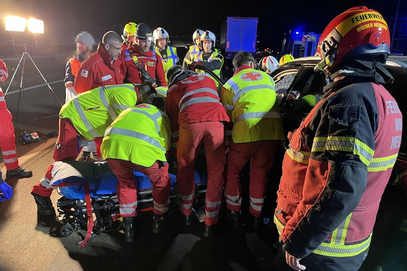 Mittels Spineboard wurde die verletzte Lenkerin aus dem Wagen geholt. (Bild: FF Wiener Neudorf)