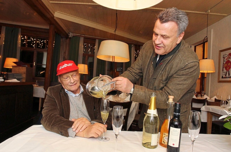 Niki Lauda gehörte zu den Stammgästen von Rainer Husar. Auch, oder ganz besonders, als er im Pfarrwirt für Eigner Hans Schmid die Zügel in der Hand hielt. (Bild: Kronen Zeitung)