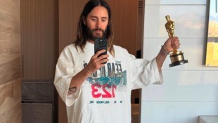 Jared Leto zeigt auf Instagram stolz seinen Oscar, der verschollen war und jetzt wieder ...