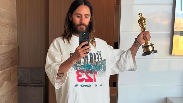 Jared Leto zeigt auf Instagram stolz seinen Oscar, der verschollen war und jetzt wieder aufgetaucht ist. (Bild: instagram.com/jaredleto)