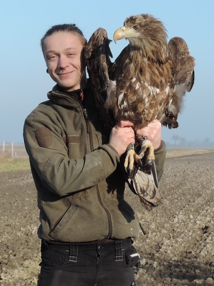 Tierpfleger Manuel Zunt mit seinem Schützling. 