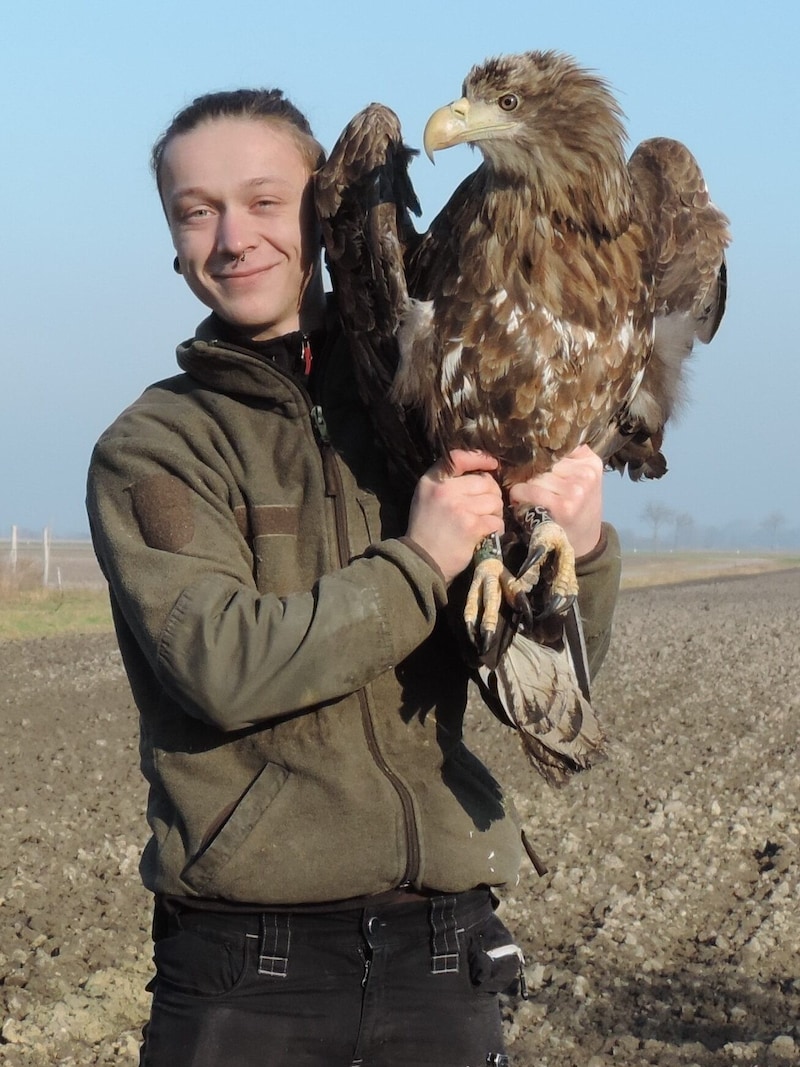 Tierpfleger Manuel Zunt mit seinem Schützling.  (Bild: © FOUR PAWS)