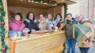 Auch vor dem Klagenfurter Konzerthaus wird es weihnachtlich.  (Bild: Evelyn Hronek/EVELYN HRONEK)