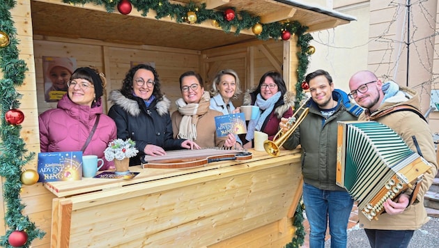 Auch vor dem Klagenfurter Konzerthaus wird es weihnachtlich.  (Bild: Evelyn Hronek/EVELYN HRONEK)