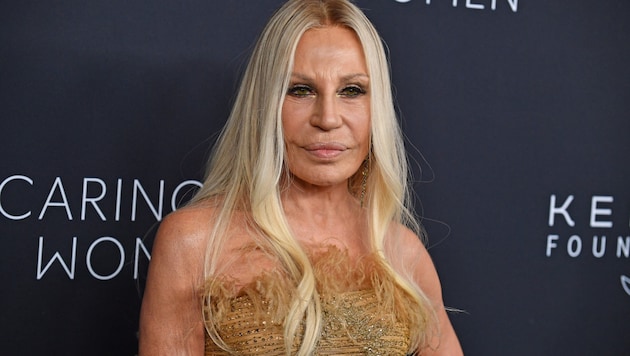 Auf Instagram zeigte sich Designerin Donatella Versace jetzt völlig verändert. (Bild: APA/AFP/Andrea RENAULT)