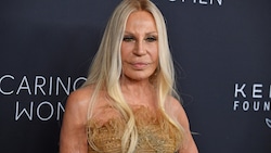 Auf Instagram zeigte sich Designerin Donatella Versace jetzt völlig verändert. (Bild: AFP/Andrea RENAULT)