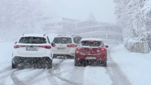 Schnell sind die Straßen in Tirol verstopft und es kommt zu Staus, wenn es überraschend schneit. (Bild: Birbaumer Christof/Krone KREATIV)