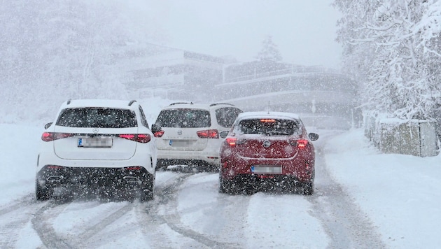 The roads in Tyrol quickly become congested and there are traffic jams when it snows unexpectedly. (Bild: Birbaumer Christof/Krone KREATIV)