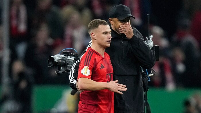 Trainer Vincent Kompany (re.) und Joshua Kimmich.
