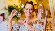 Designerin Eva Poleschinski mit dem Krönchen
