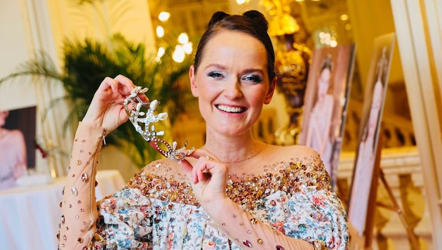 Designer Eva Poleschinski with the crown (Bild: Jauschowetz Christian)