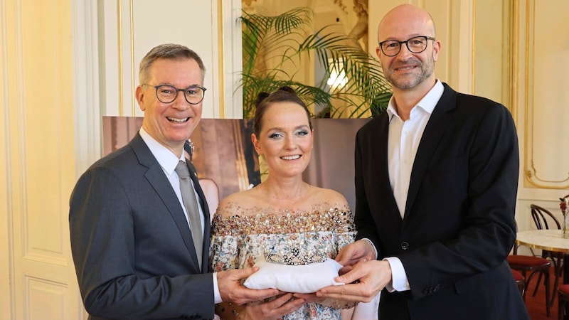 Eva Poleschinski with Klaus Weikhard (left) and Bernd Pürcher (Bild: Jauschowetz Christian)