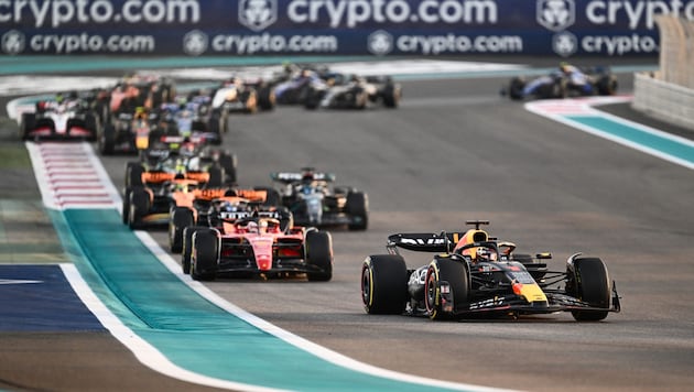 Seven regular drivers are taking a break in the first Abu Dhabi training session. (Bild: APA/AFP/Jewel SAMAD)