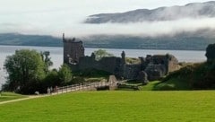 Loch Ness mit Urquart Castle: Ein Höhepunkt der Reise! (Bild: Brigitte Egger)