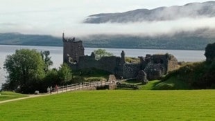 Loch Ness mit Urquart Castle: Ein Höhepunkt der Reise! (Bild: Brigitte Egger)