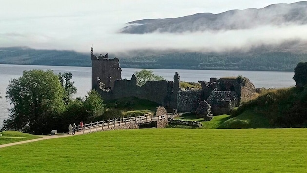 Loch Ness mit Urquart Castle: Ein Höhepunkt der Reise! (Bild: Brigitte Egger)