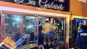 Direkt ins Lokal raste der Pkw-Lenker und verletzte dabei etliche Besucher.