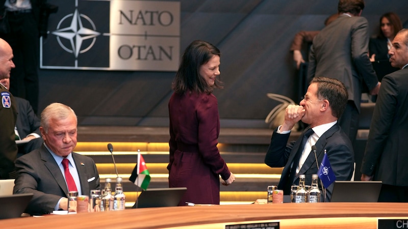 NATO-Generalsekretär Mark Rutte (rechts) scherzt mit der deutschen Außenministerin Annalena Baerbock vor den Gesprächen im Hauptquartier. (Bild: ASSOCIATED PRESS)