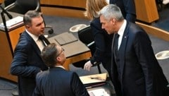 Andreas Babler im Gespräch mit Kanzler Karl Nehammer (Bild: APA/HELMUT FOHRINGER)