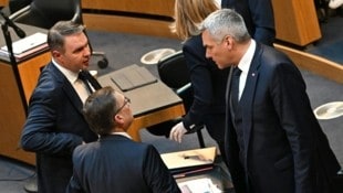 Andreas Babler im Gespräch mit Kanzler Karl Nehammer (Bild: APA/HELMUT FOHRINGER)