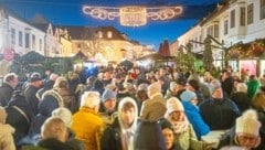 In der Fußgängerzone lockt der Christkindlmarkt mit einem vielfältigen Angebot. (Bild: Peter Opitz)