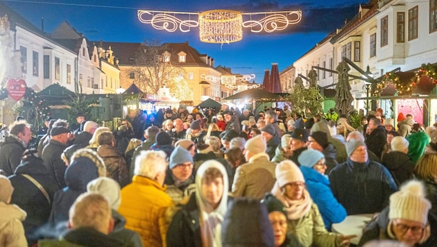 In the pedestrian zone, the Christmas market attracts visitors with a wide range of offers. (Bild: Peter Opitz)