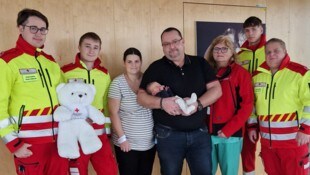 Geburt geglückt: Raphael Krainbucher, Lukas Nikolowsky, die stolzen Eltern, Dr. Gertrude Rieger, ...