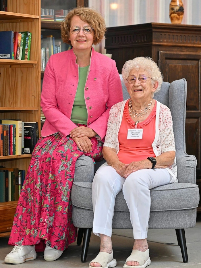Ehrenamt-Veteranin Elisabeth Rausch (re.) mit Soziallandesrätin Christiane Teschl-Hofmeister.