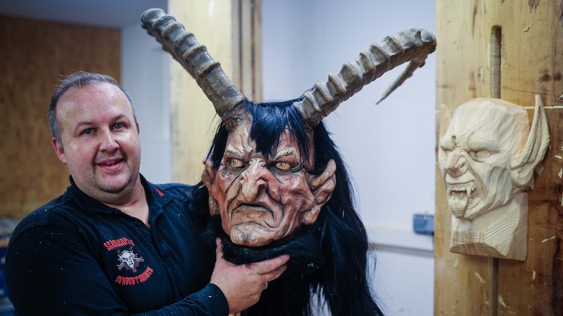 Tom Aigner, Mitbegründer der Schoberpass, fertigt selbst Krampusmasken an. (Bild: Scharinger Daniel/Pressefoto Scharinger © Daniel Scharinger)