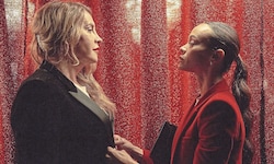 Karla Sofia Gascón und Zoe Saldaña im Film „Emilia Pérez“. 