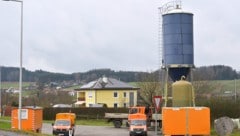 Der Salzsilo und das Haus in Lochen am See haben eine Verbindung, aber diese ist nicht positiv besetzt. (Bild: Fesl Manfred/Manfred Fesl)