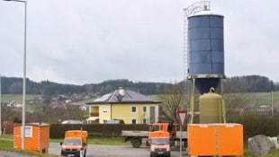 Der Salzsilo und das Haus in Lochen am See haben eine Verbindung, aber diese ist nicht positiv besetzt. (Bild: Fesl Manfred/Manfred Fesl)