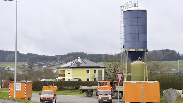 Der Salzsilo und das Haus in Lochen am See haben eine Verbindung, aber diese ist nicht positiv besetzt. (Bild: Fesl Manfred/Manfred Fesl)