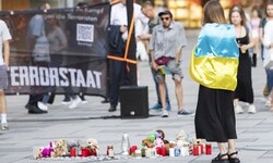 Eine Frau demonstriert in Wien gegen Russlands Angriffskrieg. (Symbolbild)